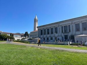1 UC Berkeley main library med Sather Tower i bakgrunden