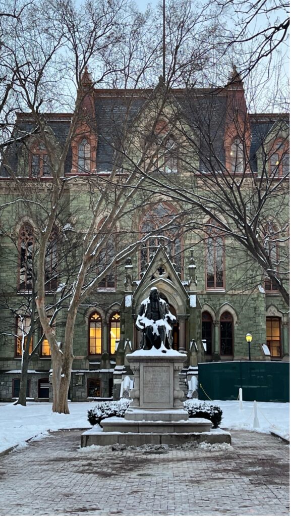 BENJAMIN FRANKLIN I FIN VINTERSKRUD PÅ CAMPUS
