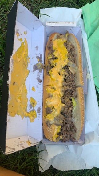 EN PHILLY CHEESE STEAK (DEN SER LITE SNUSKIG UT MEN ÄR FÖVÅNANSVÄRT GOD!)